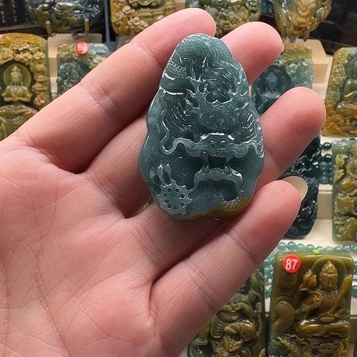 颈饰未镶嵌翡翠龙牌