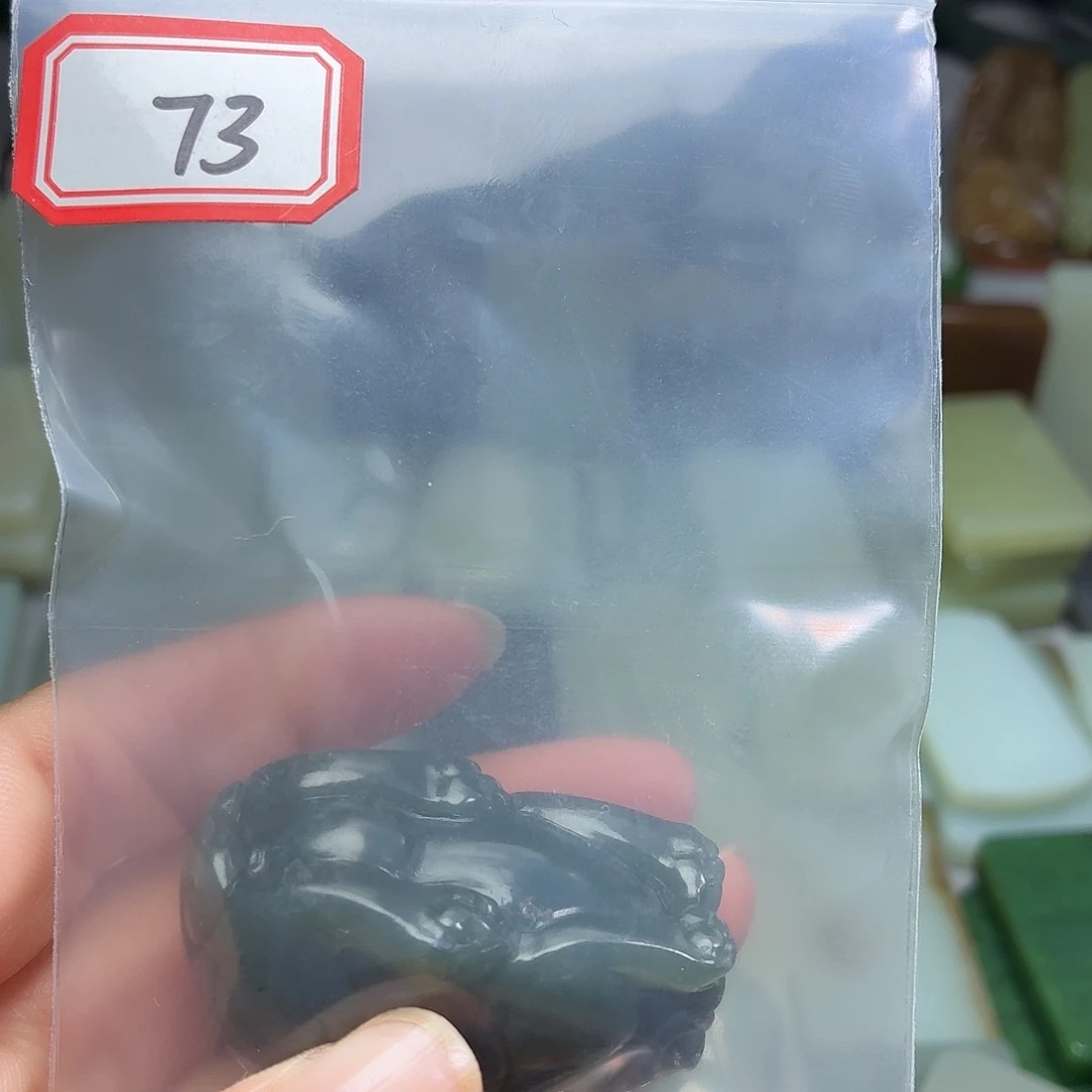 正***入和田玉未镶嵌颈饰