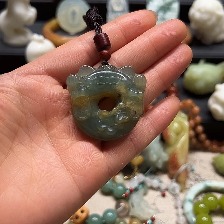 蛇纹石玉吊坠未镶嵌