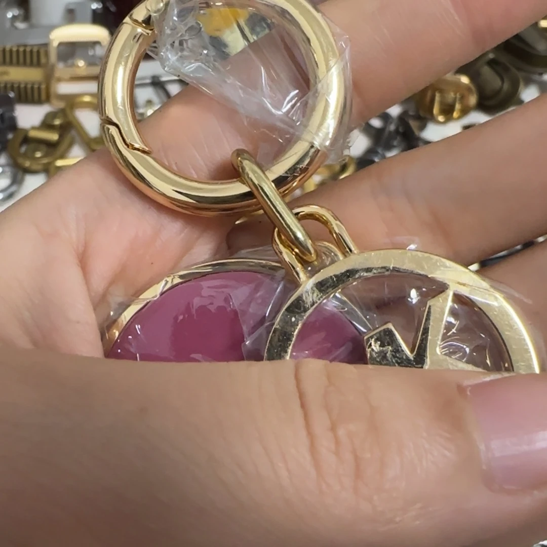 MK金色挂件10元2个.