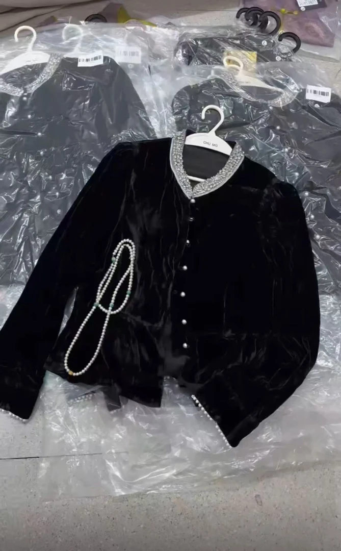 丝绒时尚带扣小衫