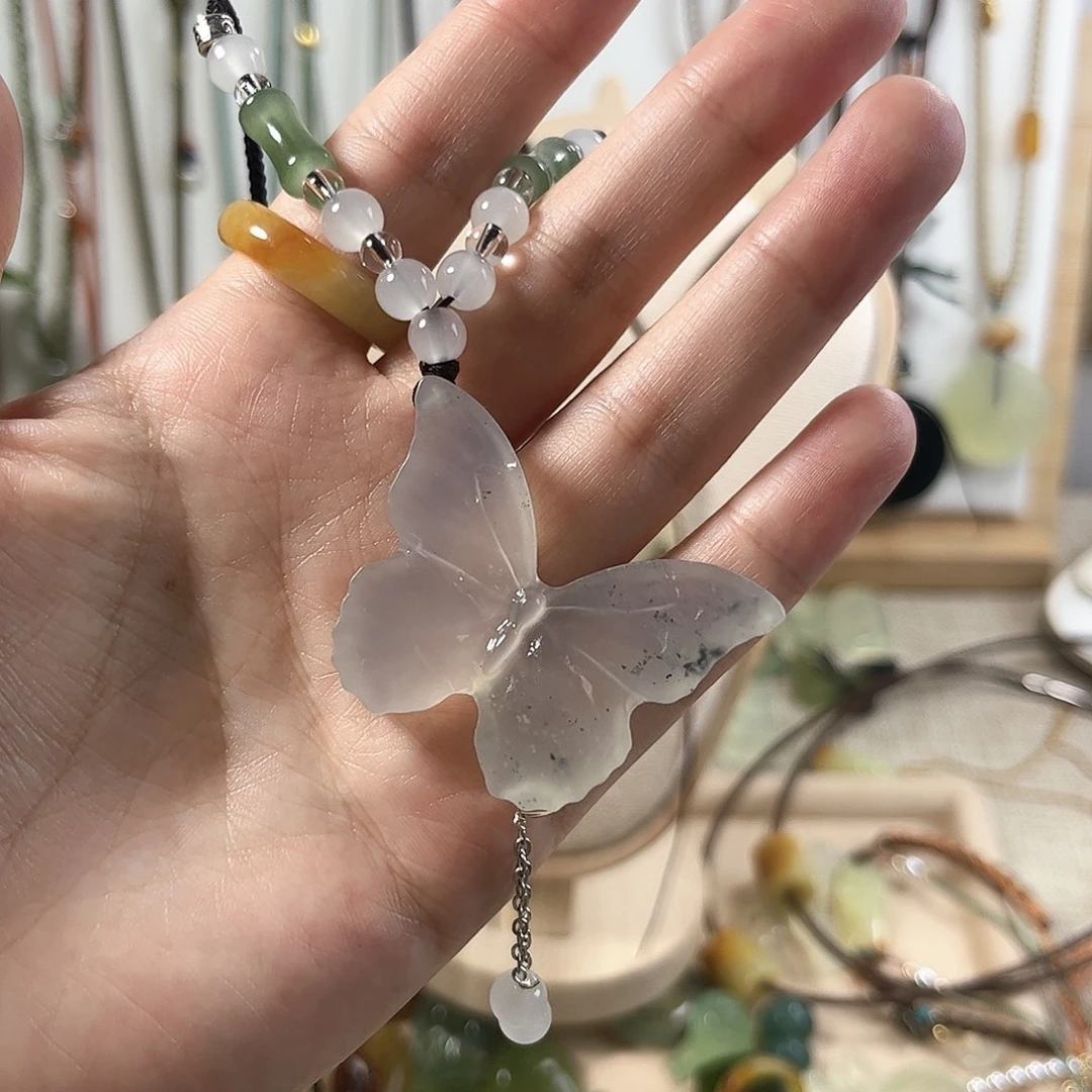 嘴***扬未镶嵌蛇纹石玉颈饰