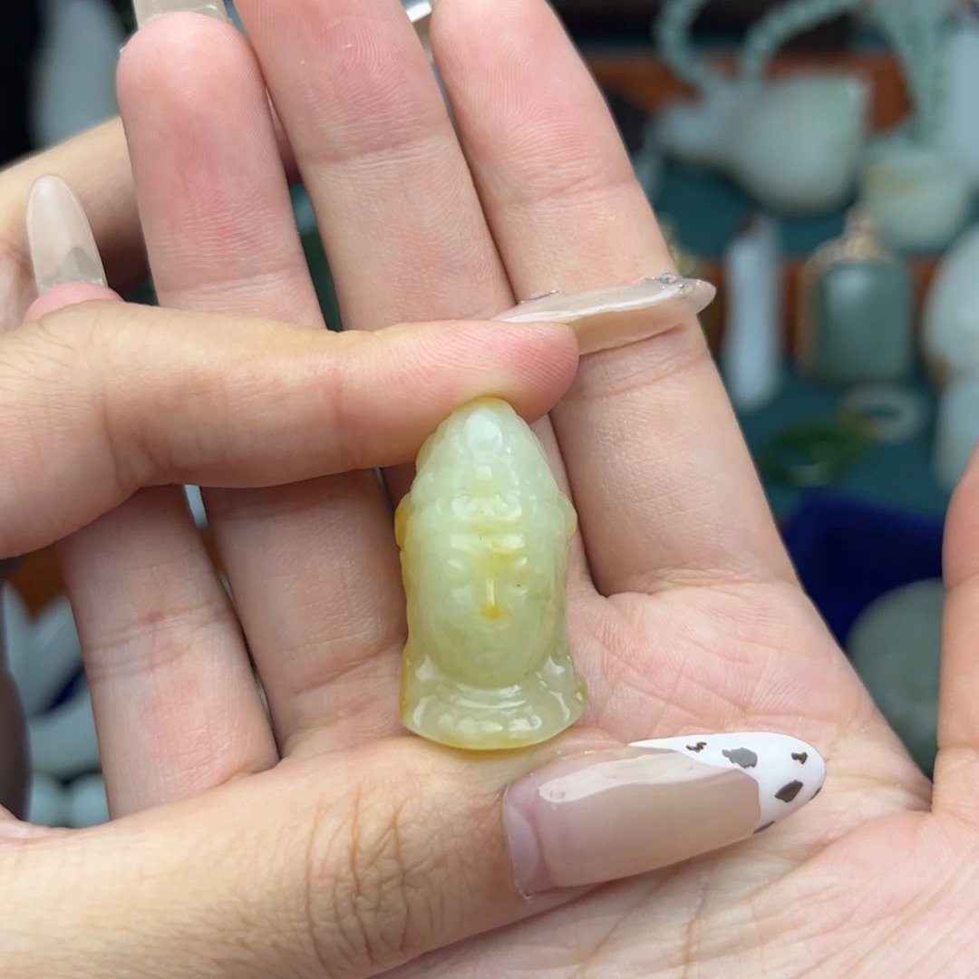 米***儿和田玉未镶嵌颈饰