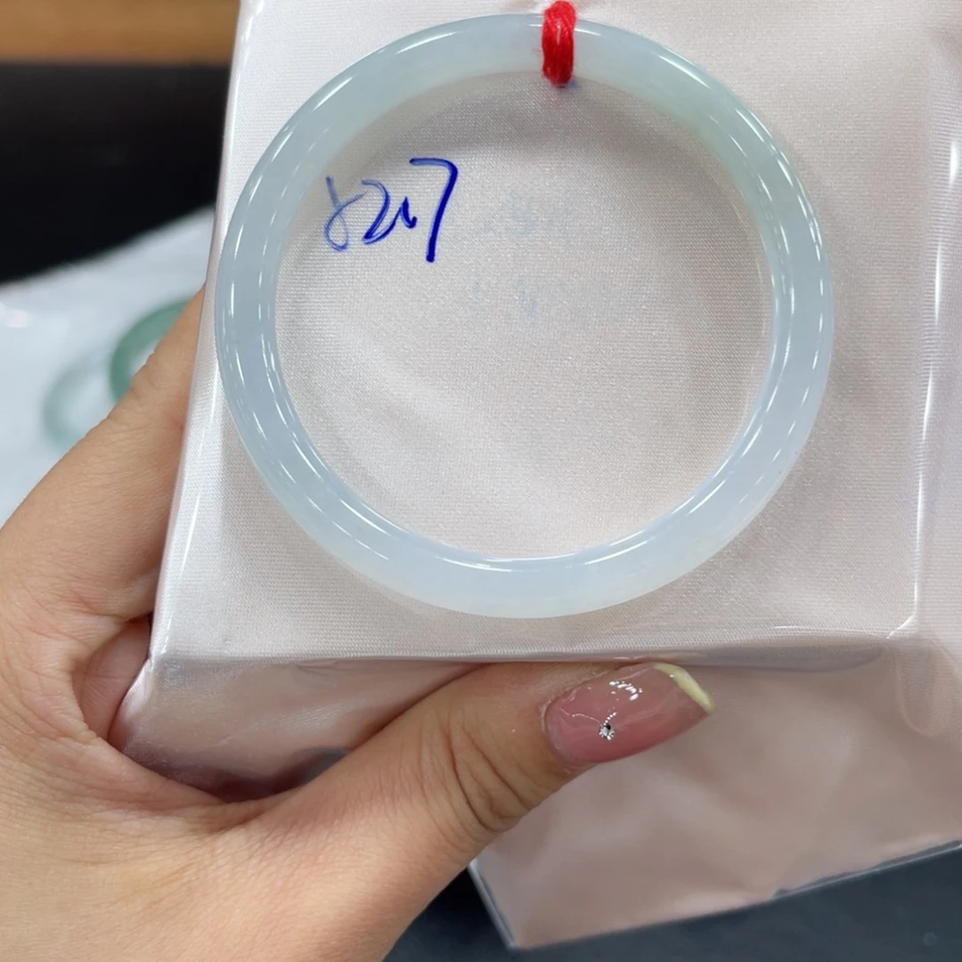 翡翠手镯未镶嵌翡翠