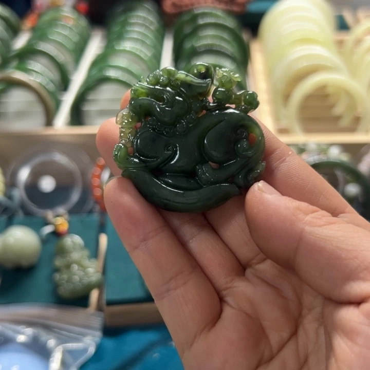 和田玉颈饰未镶嵌碧玉貔貅牌