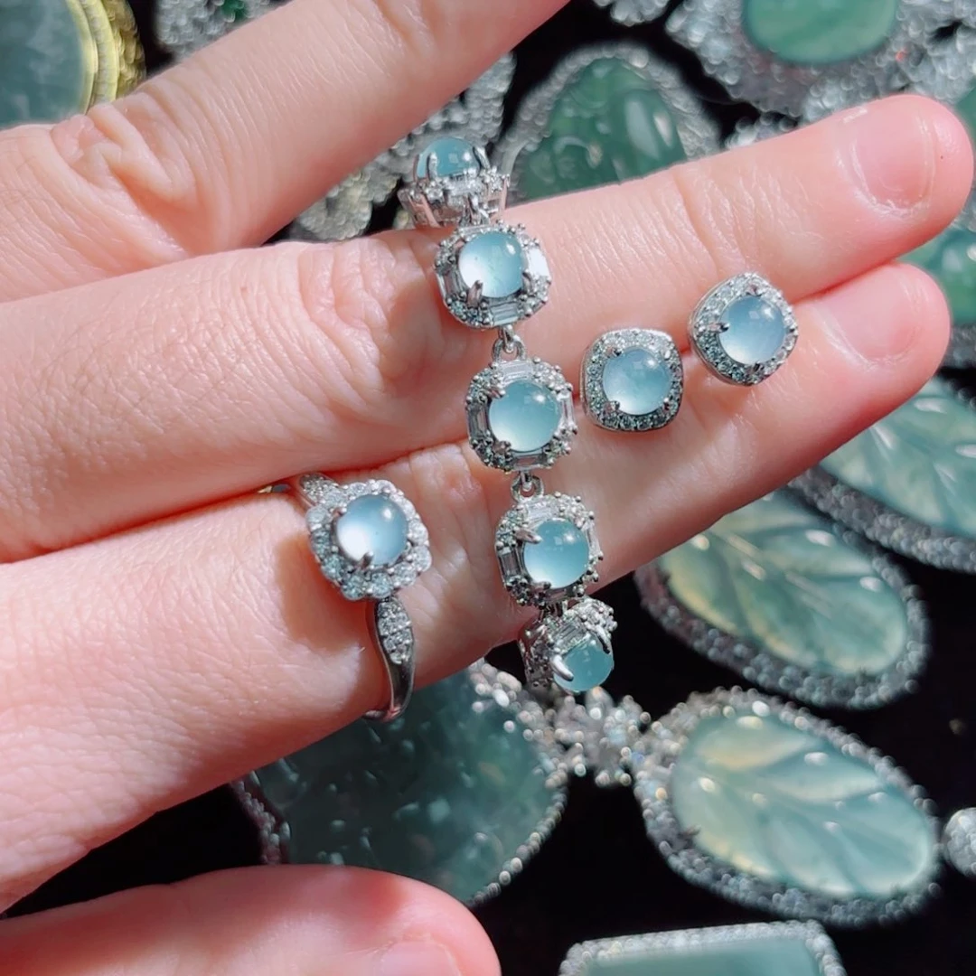 翡翠颈饰未镶嵌蛋面