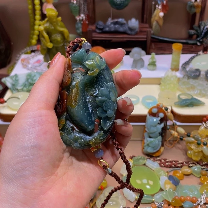 蛇纹石玉颈饰未镶嵌三****咪