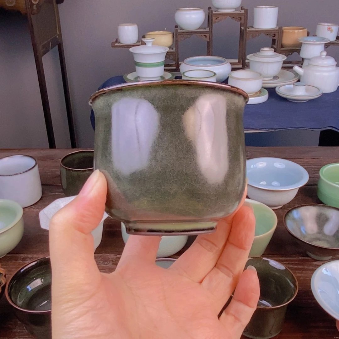 铁胎豆青捧杯 开片