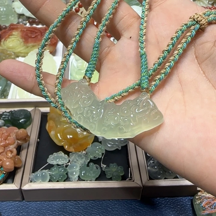 蛇纹石玉未镶嵌吊坠