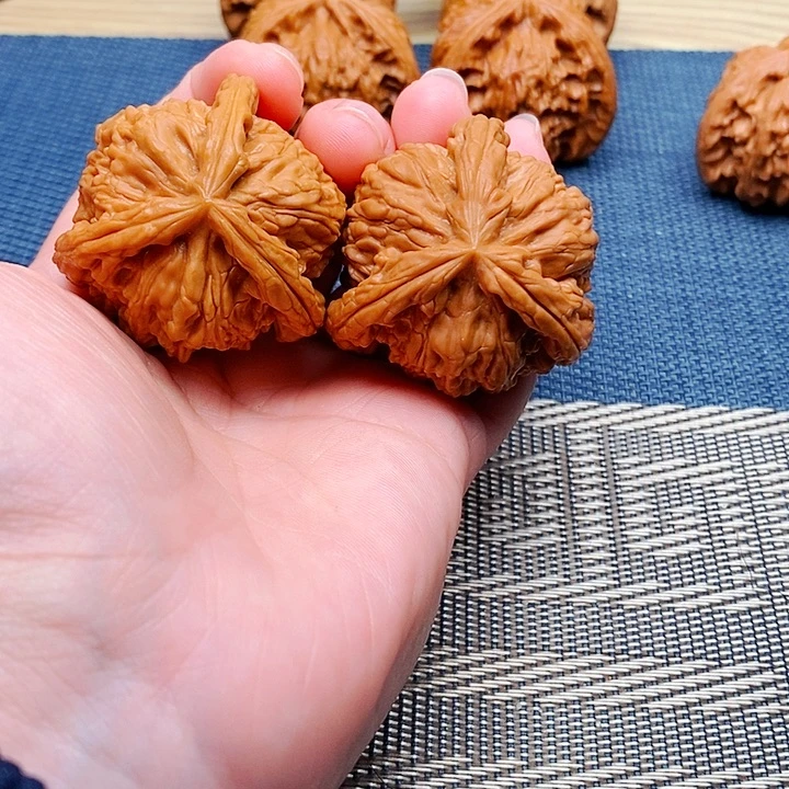 起***了文玩核桃吊坠三棱