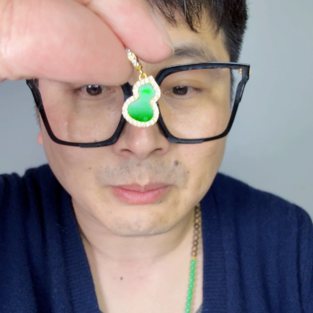 翡翠未镶嵌颈饰一件