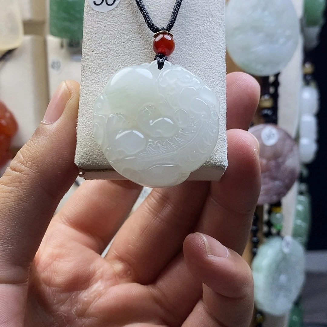 颈饰未镶嵌石英质玉（金丝玉）