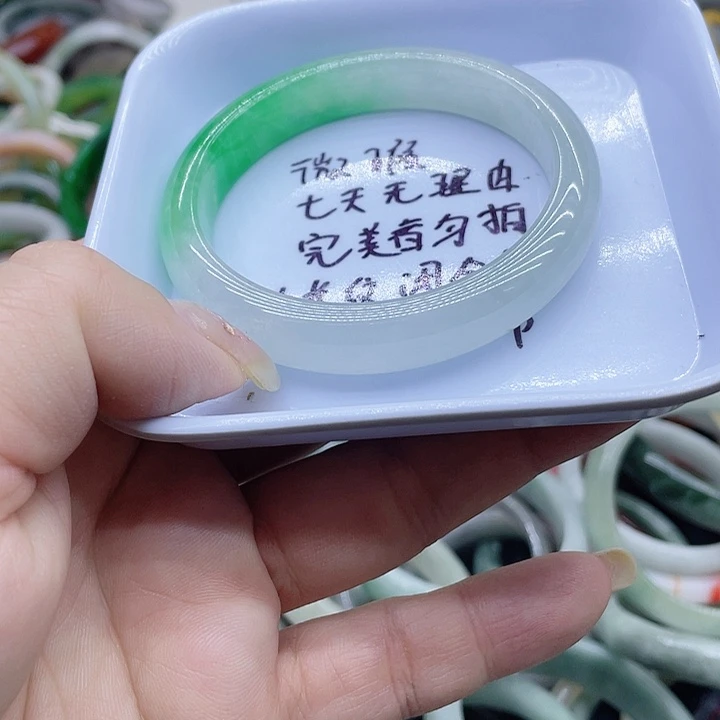 翡翠未镶嵌手镯微瑕疵