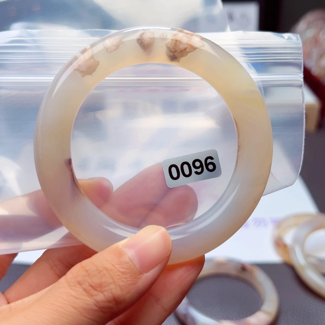 玛瑙/玉髓手镯未镶嵌信*啊