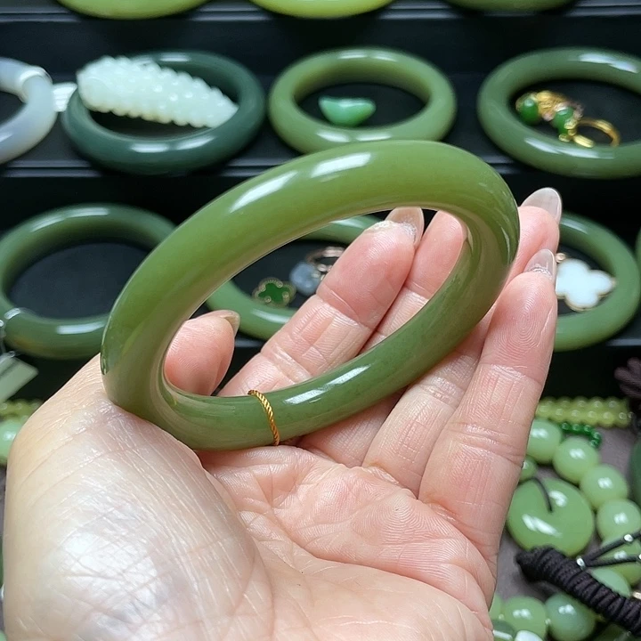 和田玉未镶嵌手镯