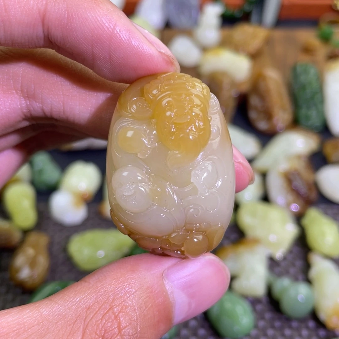 颈饰未镶嵌和田玉糖白人财两旺吊坠
