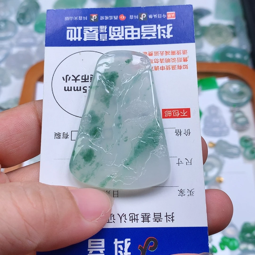 翡翠未镶嵌颈饰天然缅甸A货翡翠冰种山水牌