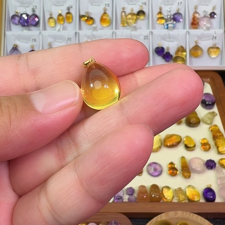 黄***一黄晶颈饰18K金镶嵌吊坠