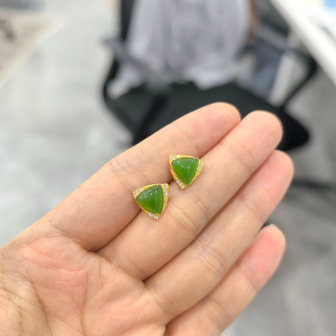 【珠宝厂长】约8mm碧玉三角形银耳钉