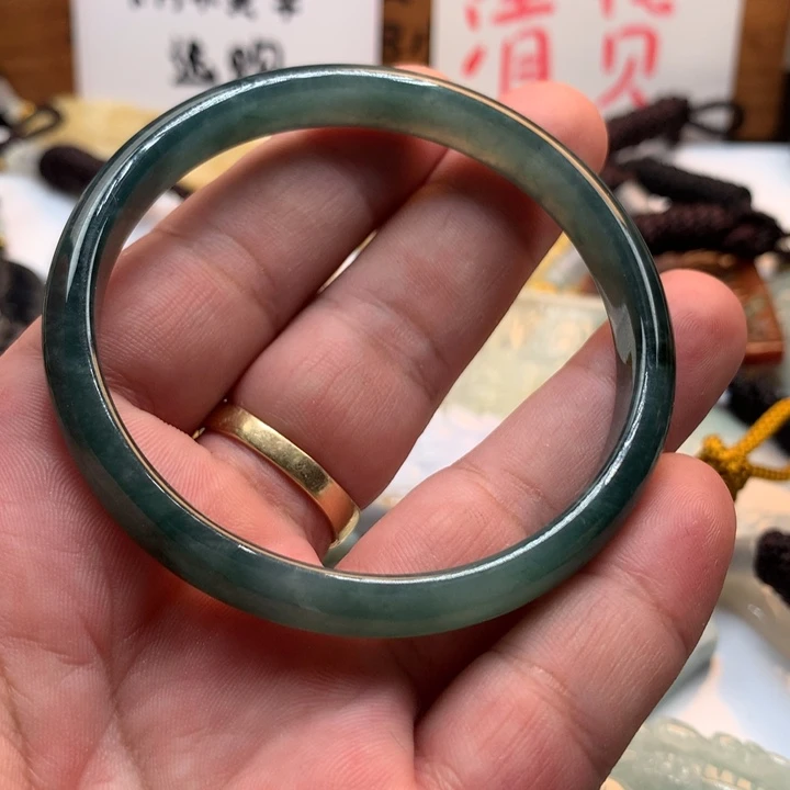 藏***草翡翠未镶嵌颈饰保真天然a货翡翠