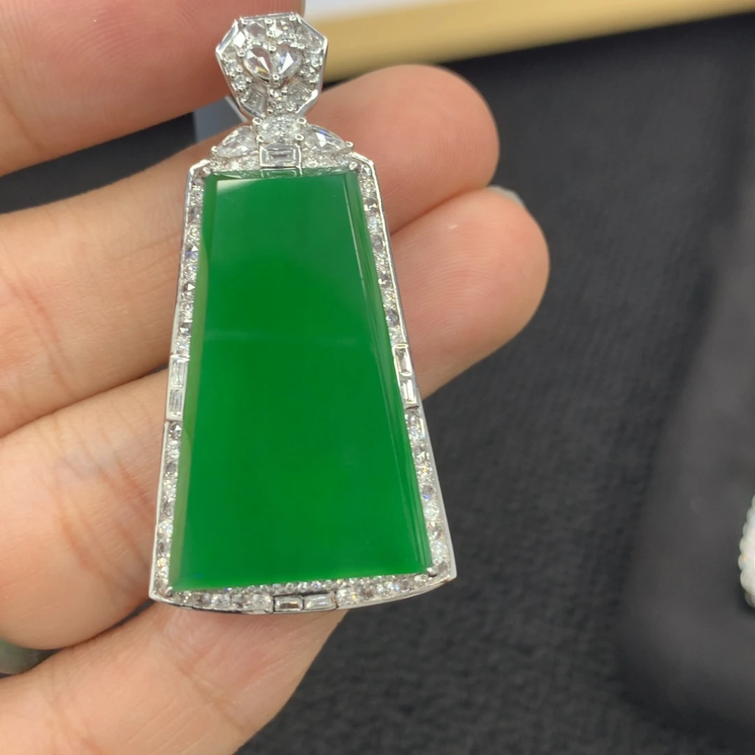 18K金镶嵌戒指翡翠无事牌