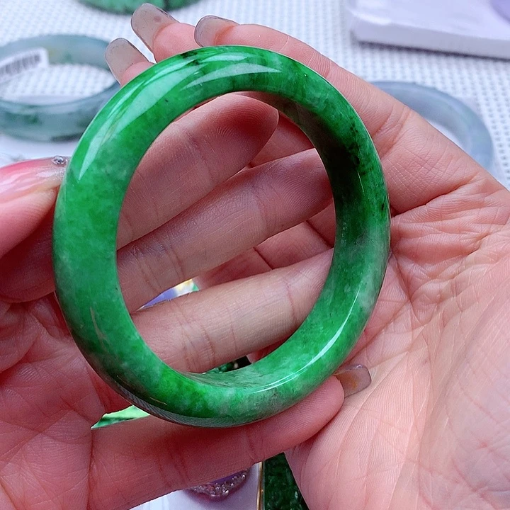 翡翠手镯未镶嵌翡翠