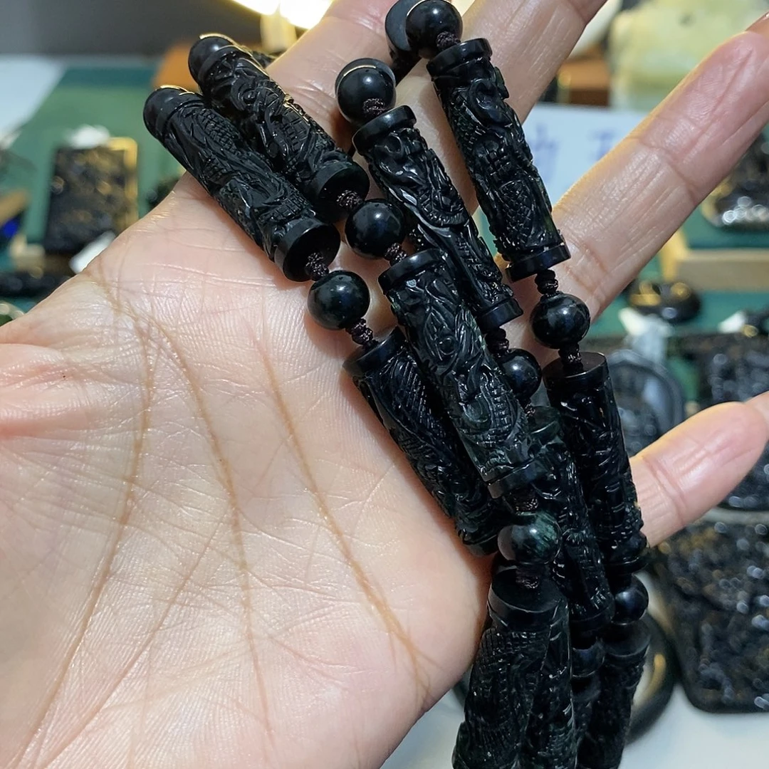 岩***店蛇纹石玉未镶嵌颈饰