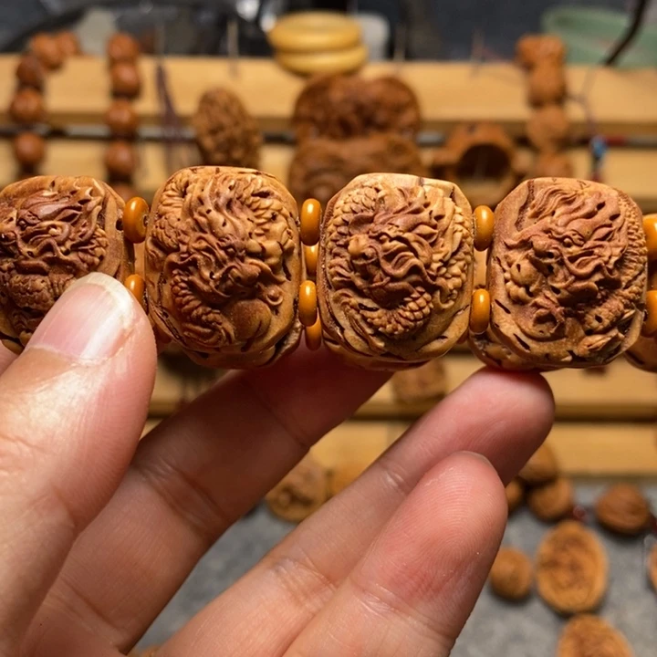 桃核雕刻九龙手牌