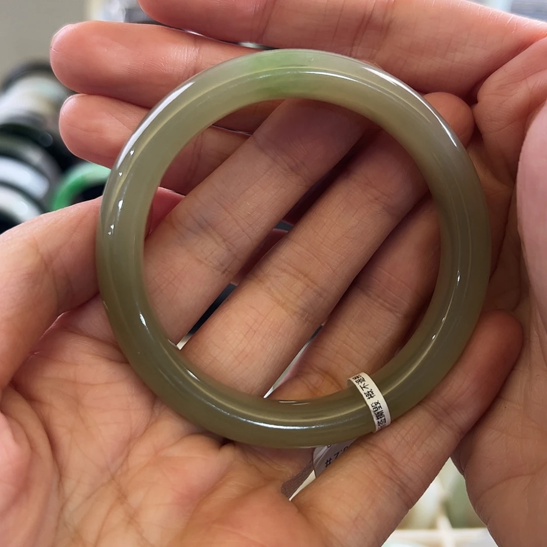 懿***饭和田玉未镶嵌手镯55