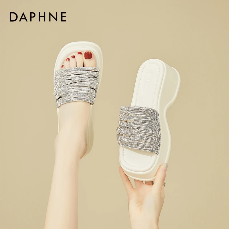 达芙妮厚底增高时尚一字拖女外穿2025春节新款女鞋时尚水钻沙滩鞋