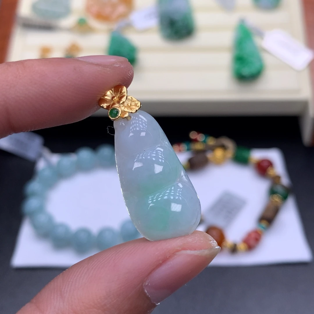 翡翠未镶嵌颈饰吊坠