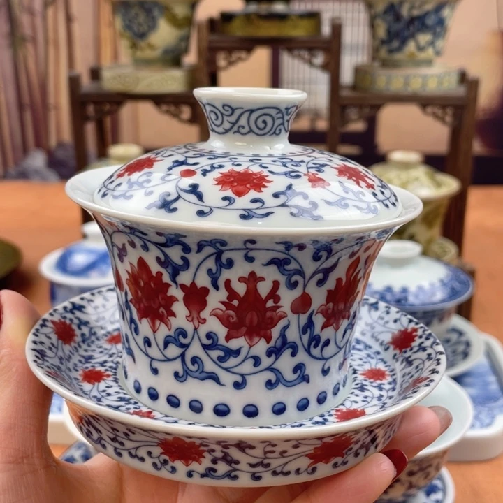 摆件釉里红缠枝莲马蹄盖碗