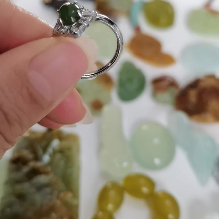 未镶嵌蛇纹石玉吊坠