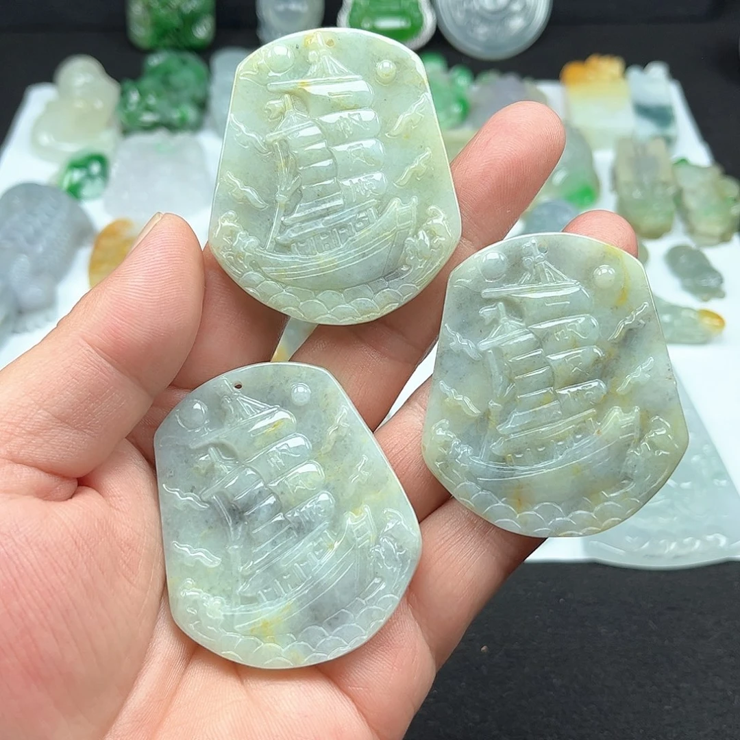 翡翠未镶嵌颈饰一帆风顺