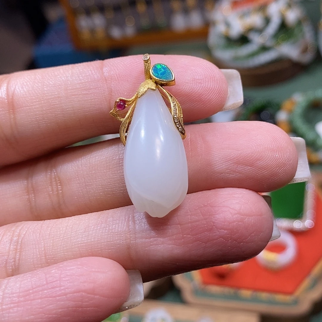 和田玉18K金镶嵌颈饰