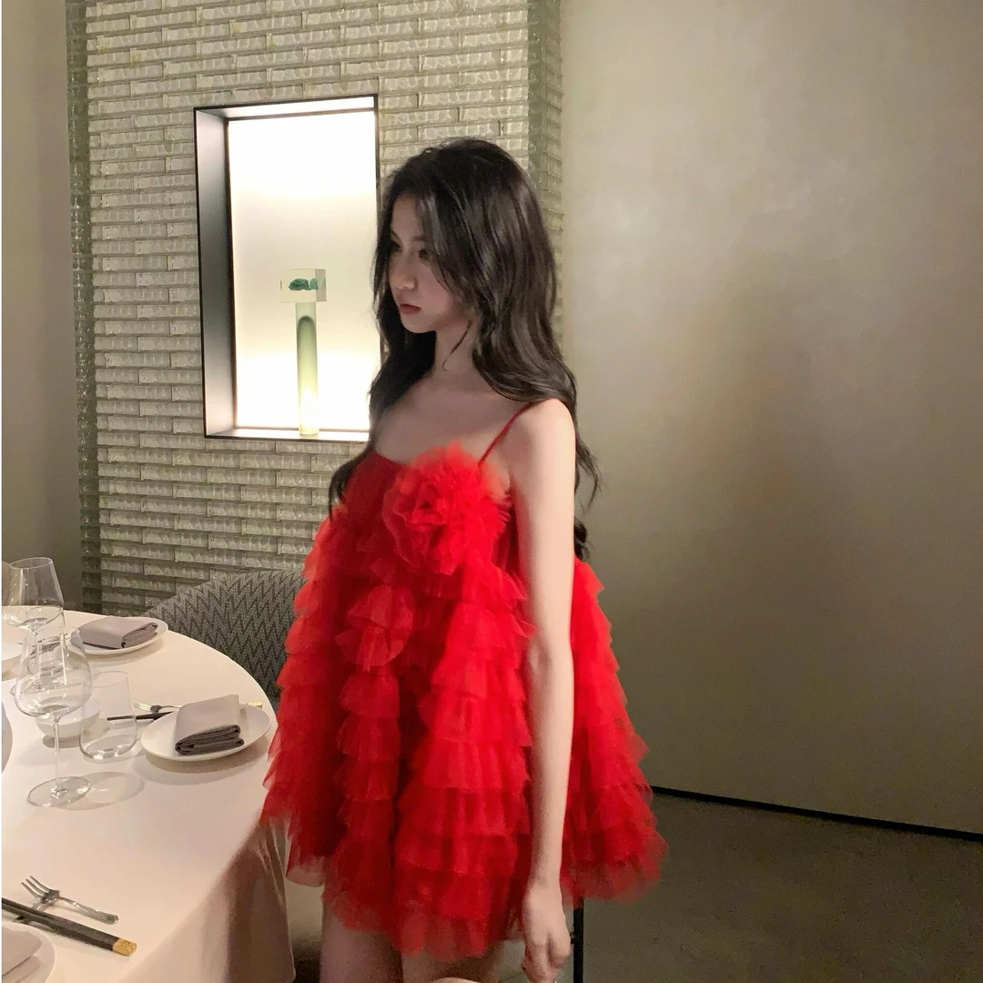 2025夏季新款时尚气质设计公主裙红色网纱吊带连衣裙蓬蓬吊带礼服
