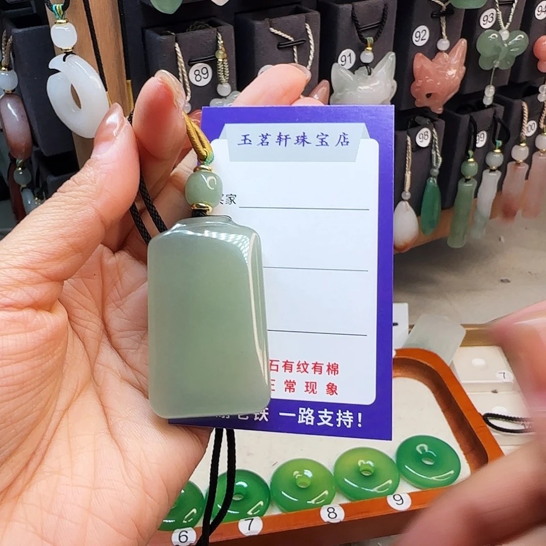 石英质玉未镶嵌颈饰