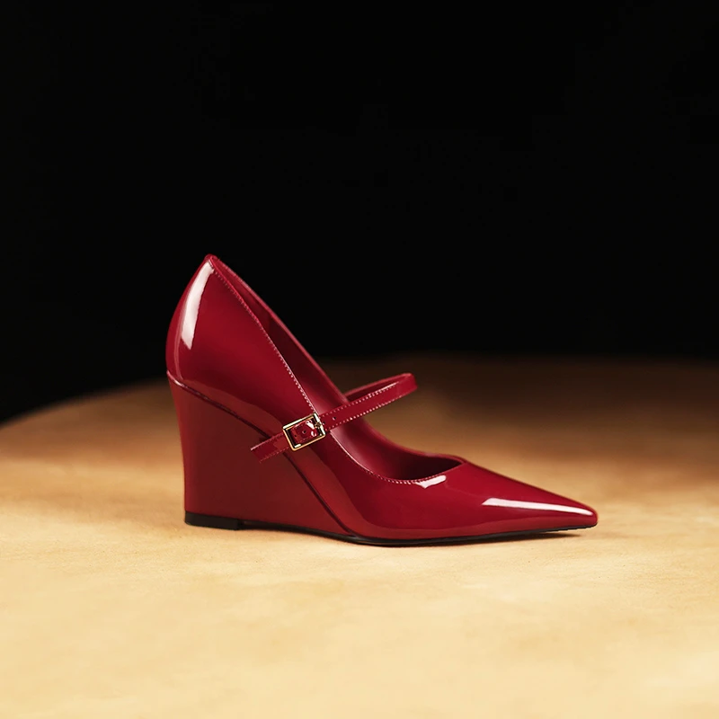 洋气尖头坡跟女鞋春季新款一字带红色高跟鞋真皮浅口小众轻奢单鞋