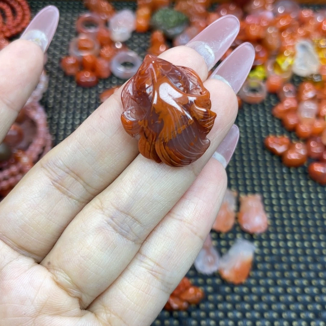 南红玛瑙未镶嵌颈饰金鱼