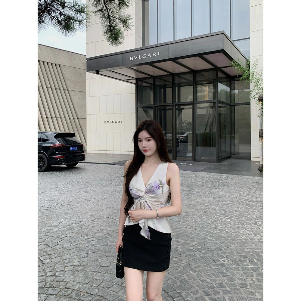 THE SWAN司凰轻奢 小日常 度假风捏褶打扭系带吊带缎面印花上衣女