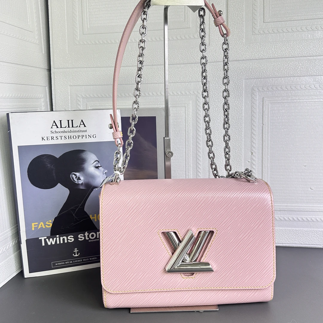 95新 LouisVuitton/路易威登 粉色水波纹链条斜挎包