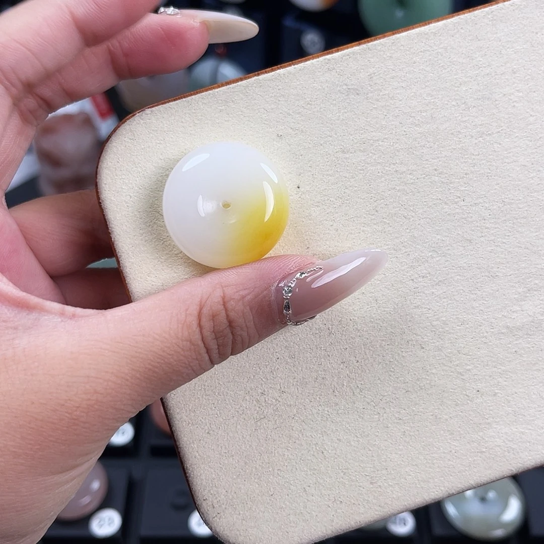 颈饰未镶嵌石英质玉