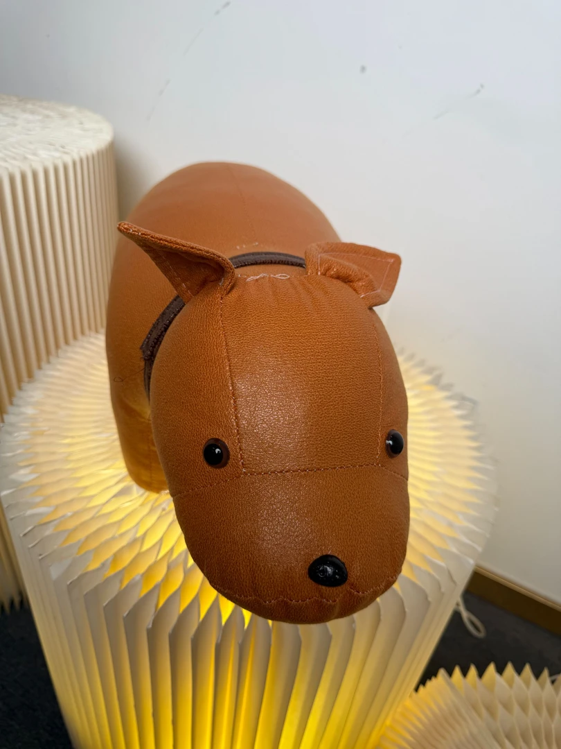 小狗坐凳           WDD