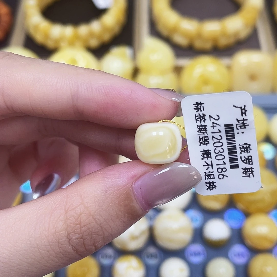 琥珀未镶嵌裸石10.6*9mm瑕