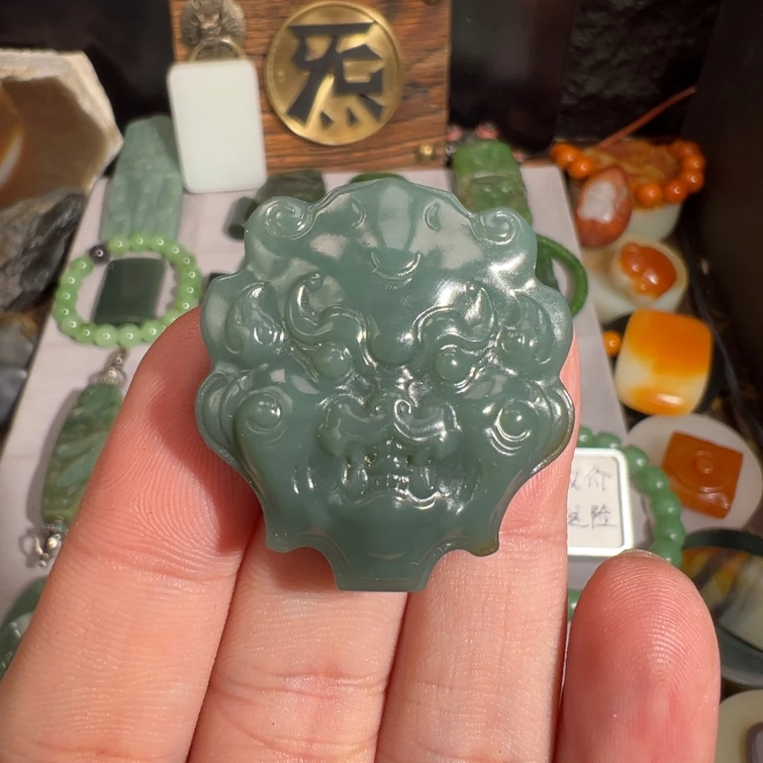 和田玉未镶嵌颈饰新疆色标级且末蓝手工精雕兽面背面飘糖特细料