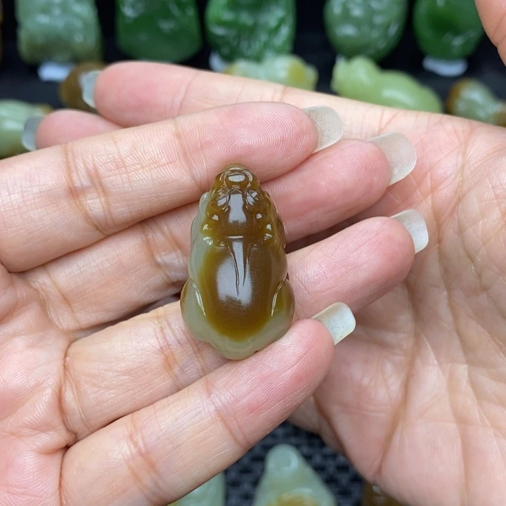 和田玉未镶嵌颈饰?*呜