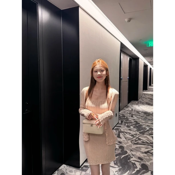 喵喵 粉色V领钩花坑条针织连衣裙女毛衣开衫套装 A70