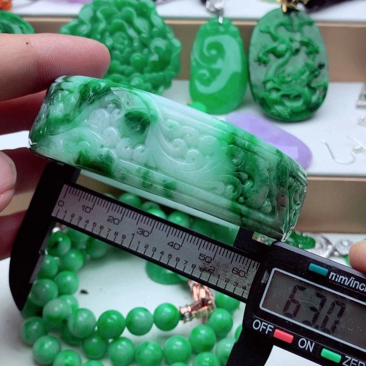 翡翠未镶嵌手镯……