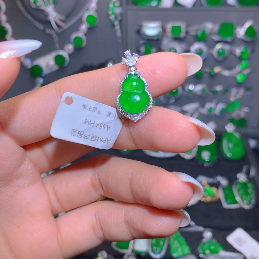 颈饰18K金镶嵌翡翠葫芦