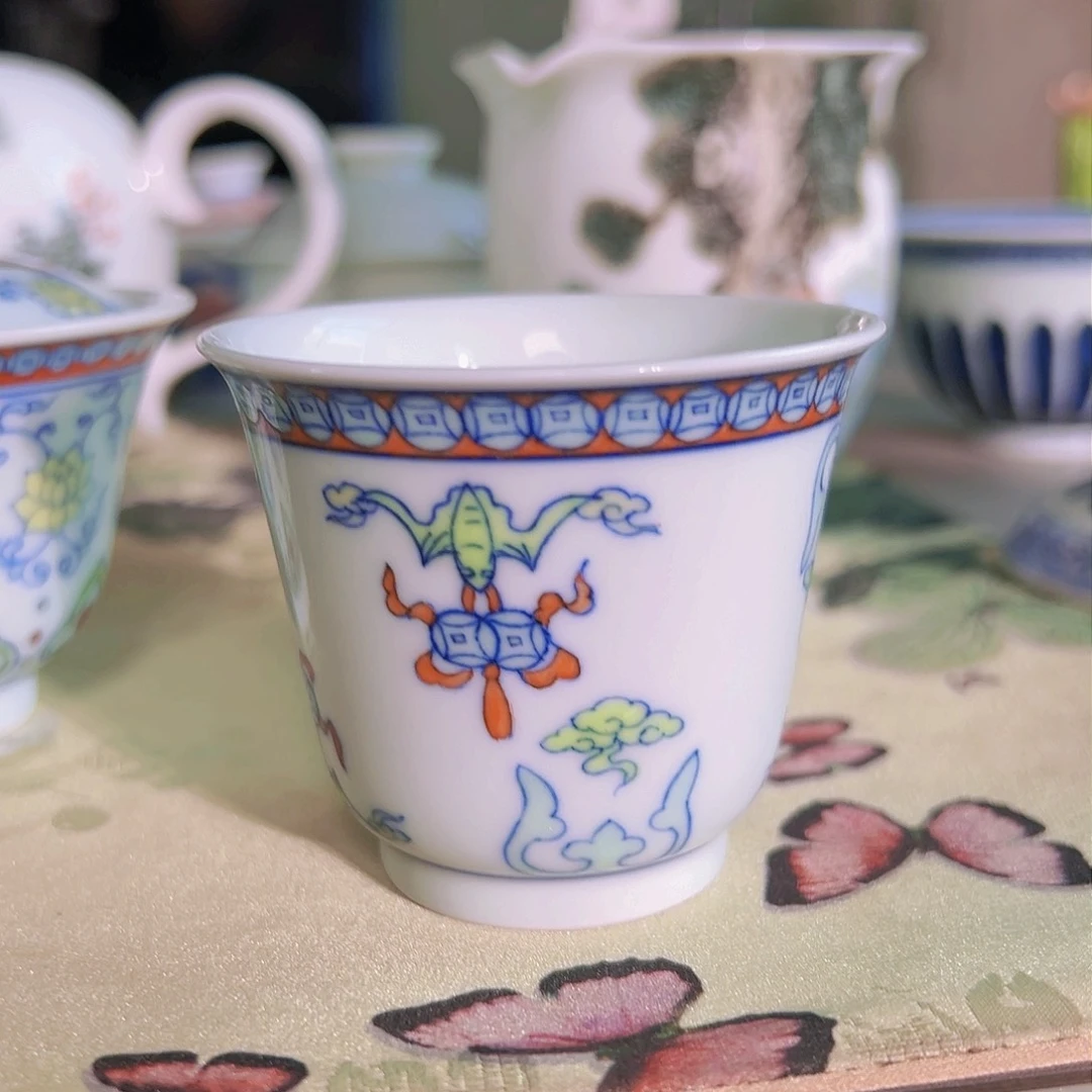 青花斗彩铜钱蝙蝠纹